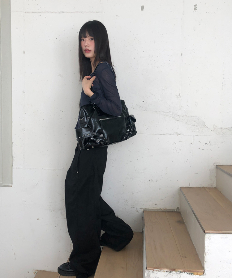 スタッドレザーショルダーバッグ BLACK