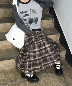 루카 올밴딩 체크패턴 프릴 캉캉 롱 스커트 브라운