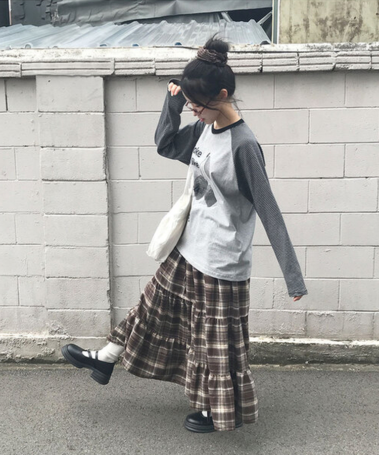 루카 올밴딩 체크패턴 프릴 캉캉 롱 스커트 브라운