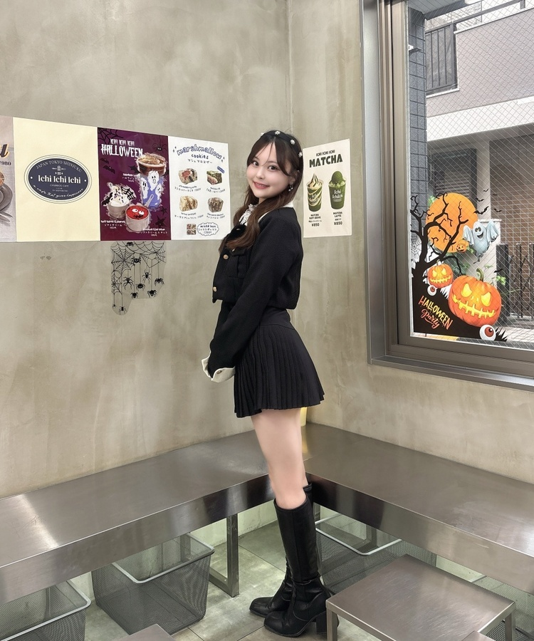 팬던트 플리츠 미니 스커트