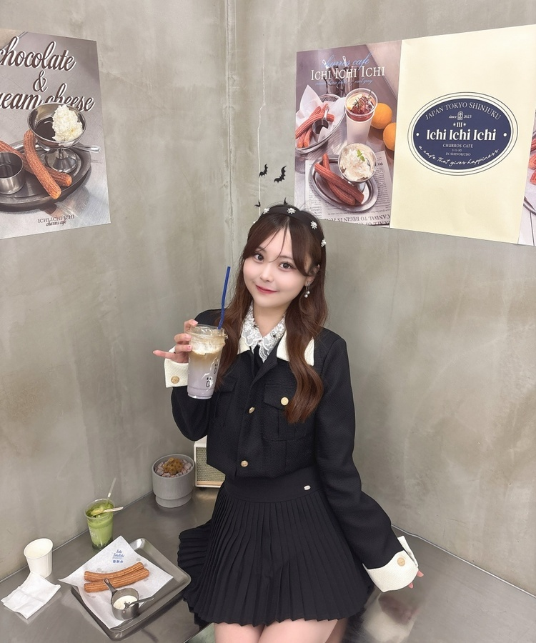 팬던트 플리츠 미니 스커트