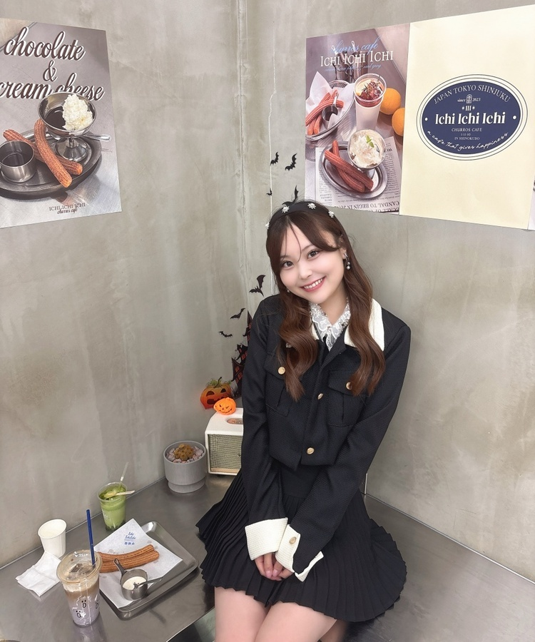 팬던트 플리츠 미니 스커트