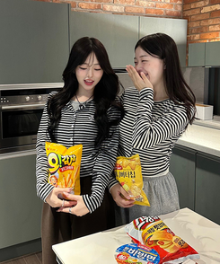 【1次完売❤️限定販売】ストライプレイヤード風ワッペンカーディガン IVORY