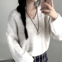 포근 브이넥 아방 벌룬소매 보카시 니트 가을 겨울 데일리 화이트