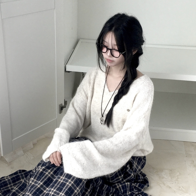 포근 브이넥 아방 벌룬소매 보카시 니트 가을 겨울 데일리 화이트