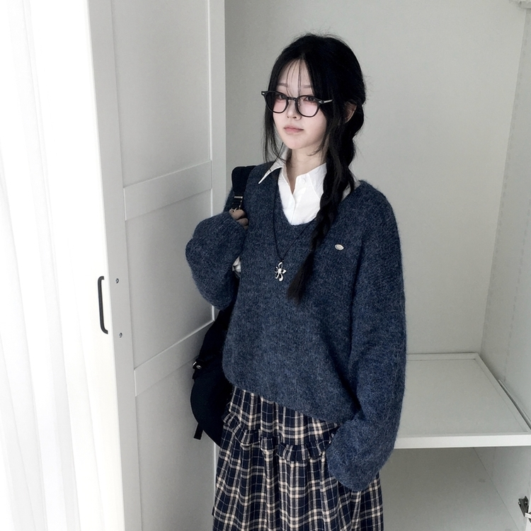 포근 브이넥 아방 벌룬소매 보카시 니트 가을 겨울 데일리 네이비