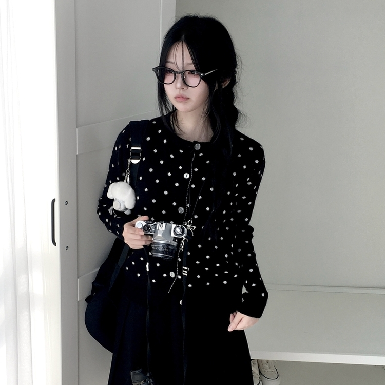 빈티지 도트 라운드넥 스탠다드핏 니트 가디건 블랙
