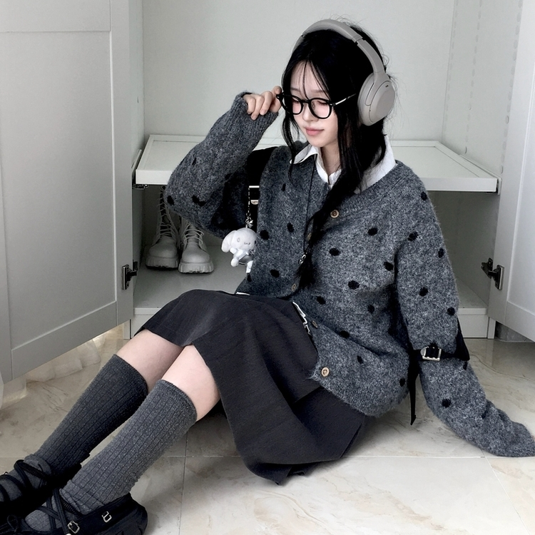 빈티지 오버핏 도트 우드버튼 라운드넥 니트 가디건