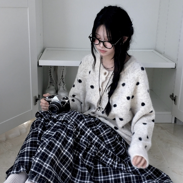 빈티지 오버핏 도트 우드버튼 라운드넥 니트 가디건