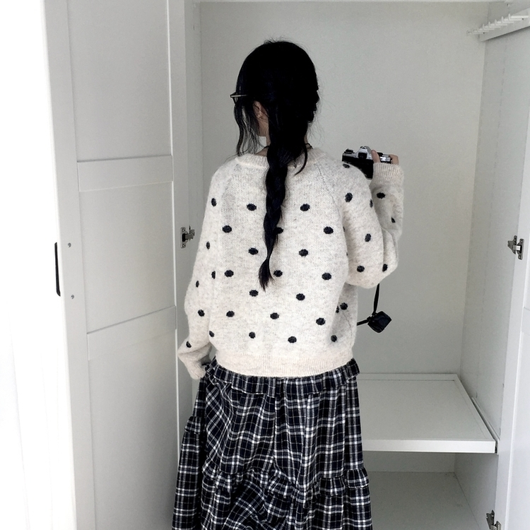 빈티지 오버핏 도트 우드버튼 라운드넥 니트 가디건