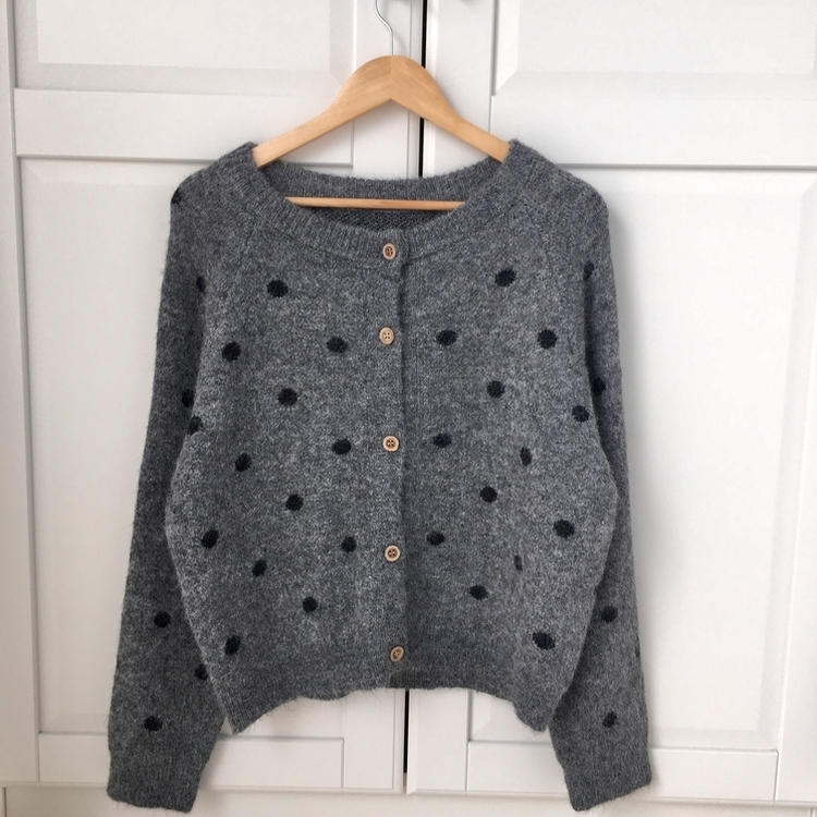 빈티지 오버핏 도트 우드버튼 라운드넥 니트 가디건
