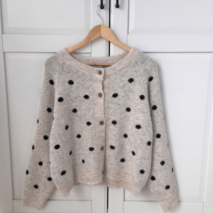빈티지 오버핏 도트 우드버튼 라운드넥 니트 가디건