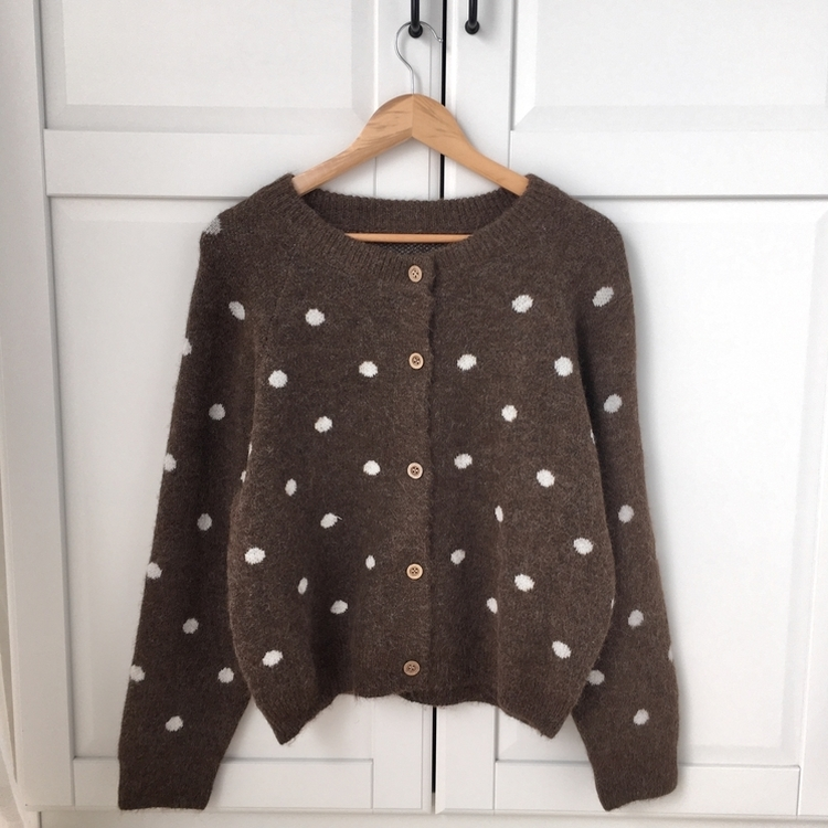 빈티지 오버핏 도트 우드버튼 라운드넥 니트 가디건