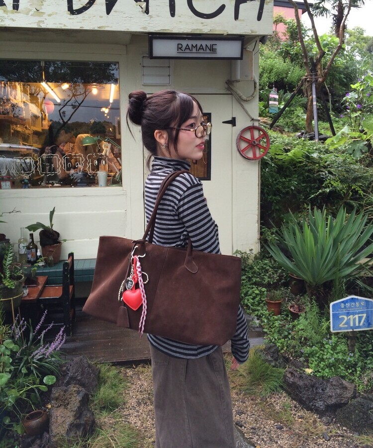 스웨이드 스퀘어 백 브라운