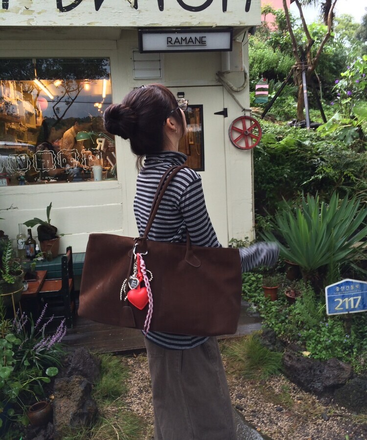 스웨이드 스퀘어 백 브라운