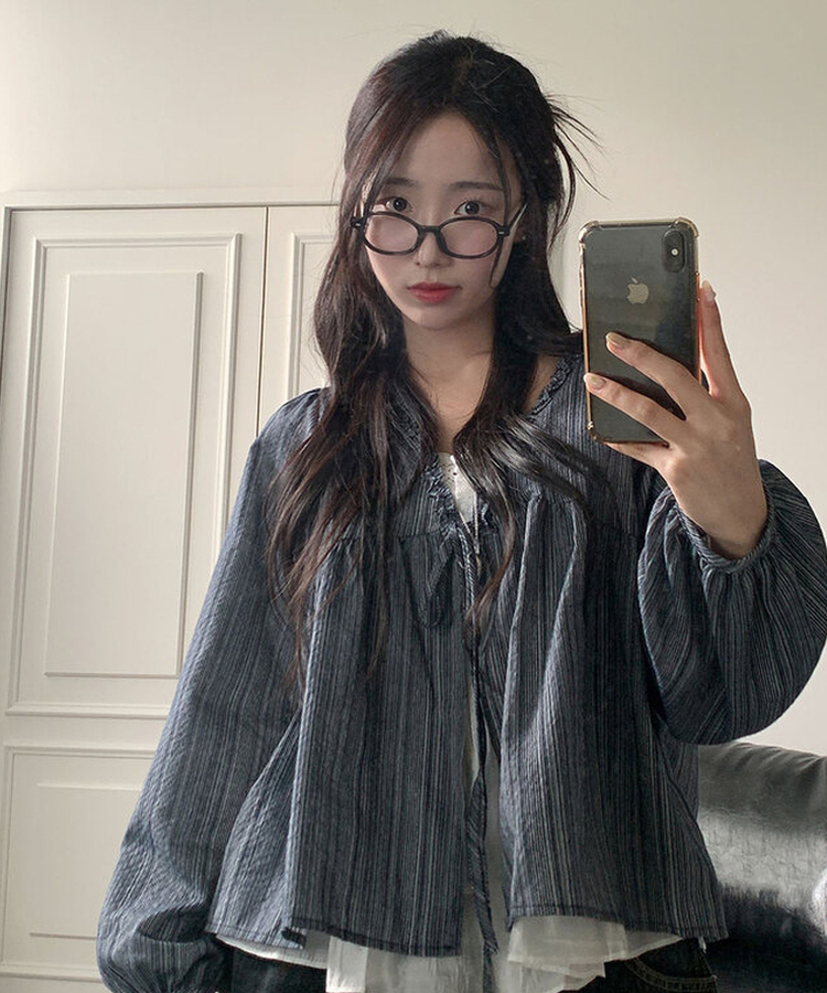 코이 세로 스트라이프 패턴 프릴 레이어드 일체형 긴팔 퍼프소매 블라우스 네이비