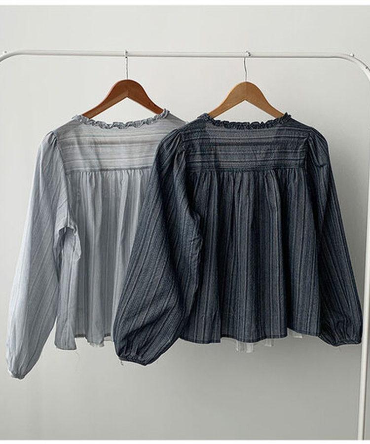 코이 세로 스트라이프 패턴 프릴 레이어드 일체형 긴팔 퍼프소매 블라우스