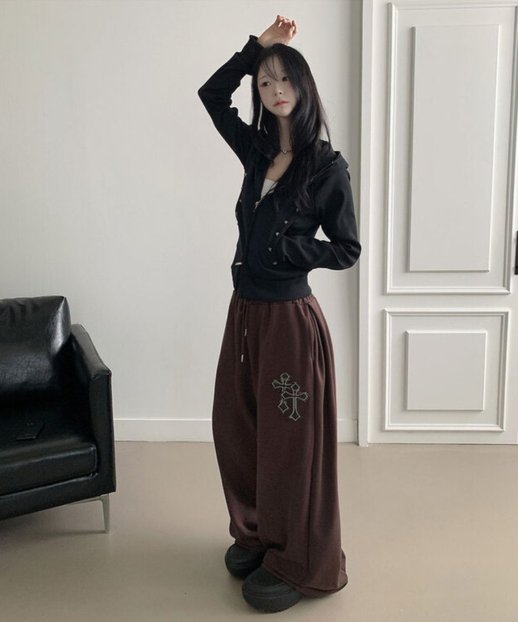 국내제작 헬터 카모 십자가 패치 사이드 핀턱 와이드 트레이닝 팬츠 브라운
