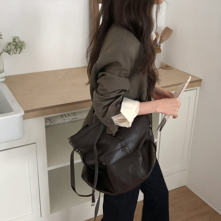 スリーチングショルダークロスバッグ BROWN