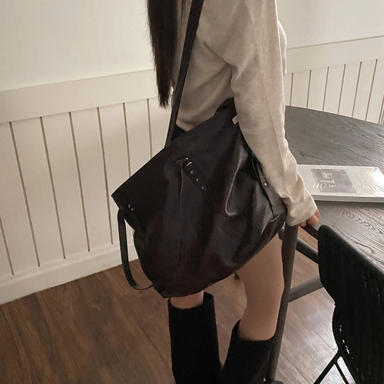 スリーチングショルダークロスバッグ BROWN