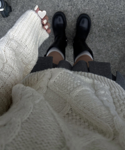 ラウンドネックケーブルニット IVORY