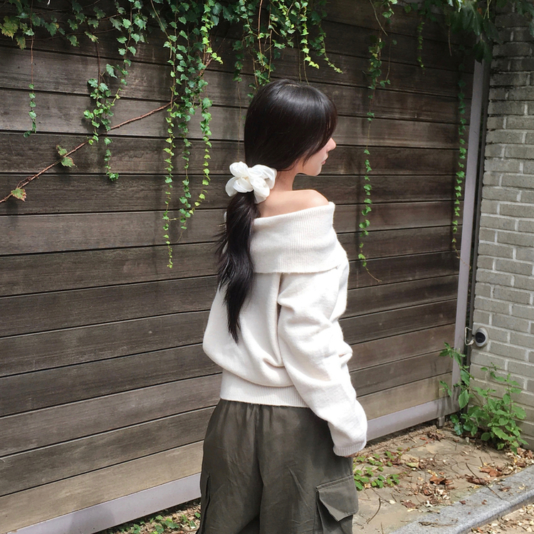 류니 오프숄더 골지 밑단버튼 스트라이프 무지 여리 긴팔 두툼 니트 아이보리