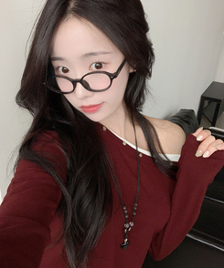 히카 오프숄더 레이어드 찡포인트 스터드 긴팔 티셔츠 버건디