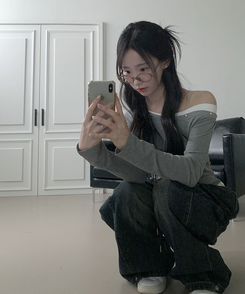 히카 오프숄더 레이어드 찡포인트 스터드 긴팔 티셔츠 그레이