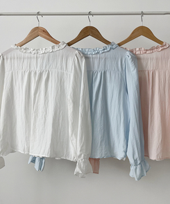 フリルレイヤードブラウス