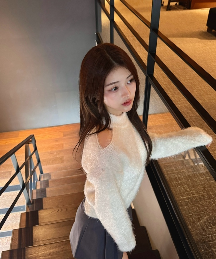 솔잎 어깨트임 니트