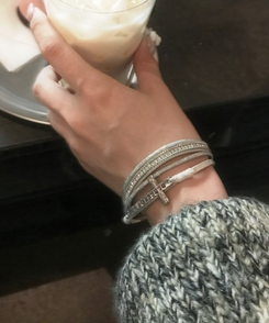 블레스 레이어드 큐빅 팔찌 화이트
