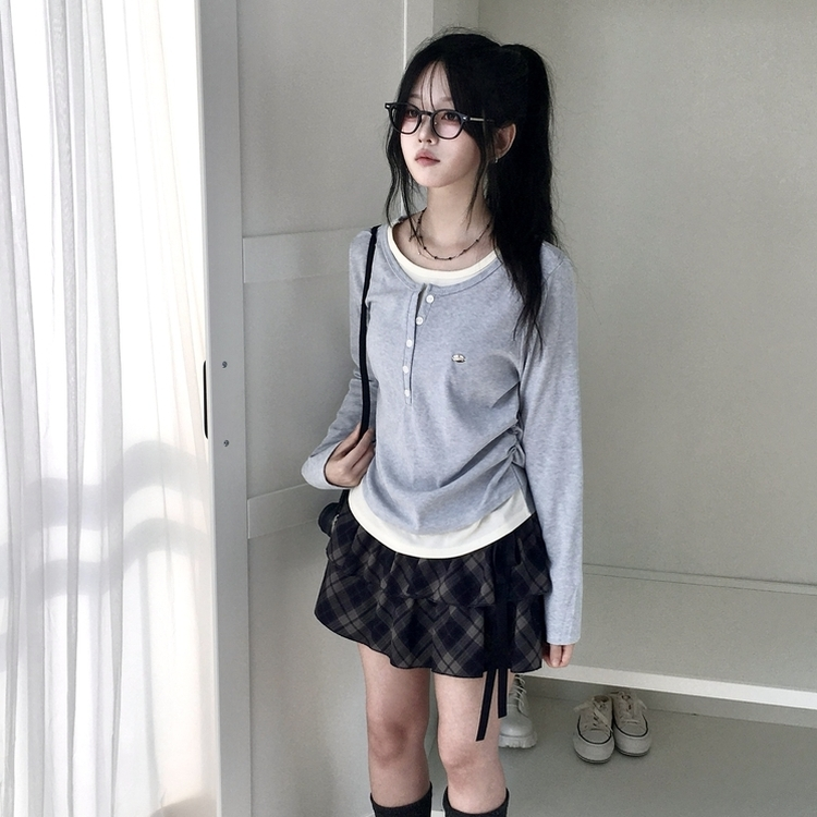 말라보이는 사이드 셔링 팬던트 레이어드 버튼 긴팔티셔츠 블루