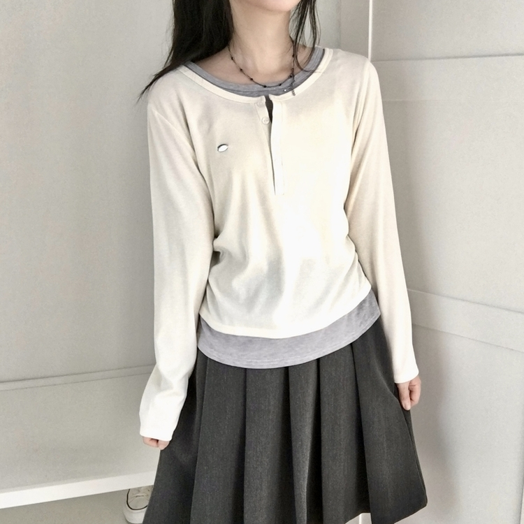 말라보이는 사이드 셔링 팬던트 레이어드 버튼 긴팔티셔츠 아이보리