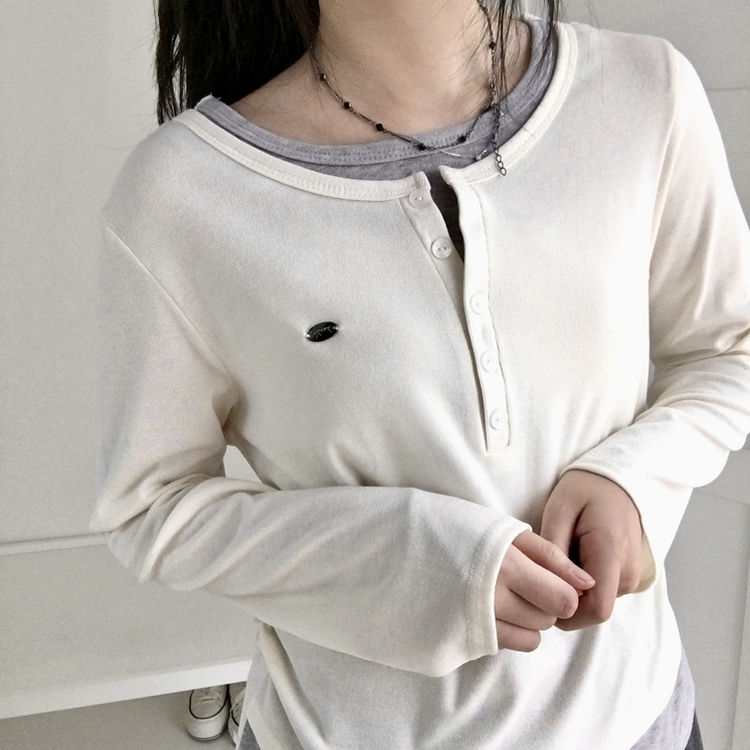 말라보이는 사이드 셔링 팬던트 레이어드 버튼 긴팔티셔츠 아이보리