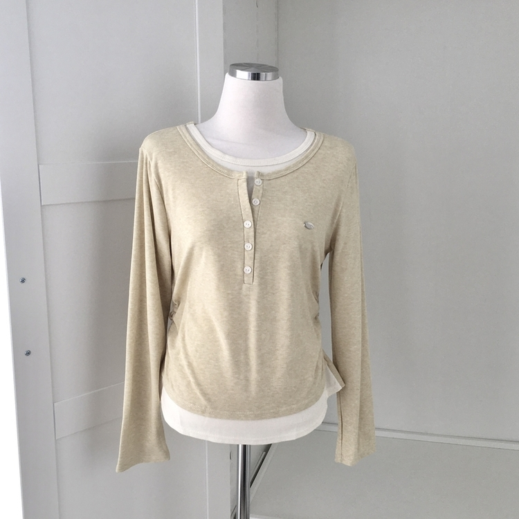 말라보이는 사이드 셔링 팬던트 레이어드 버튼 긴팔티셔츠