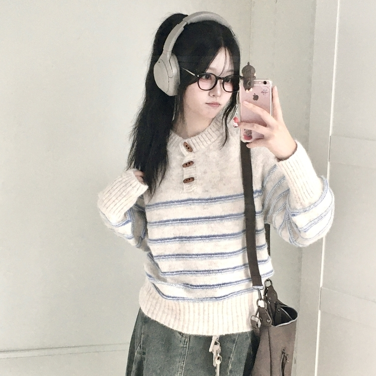 떡볶이 버튼 스트라이프 라운드넥 아방 루즈핏 니트 아이보리