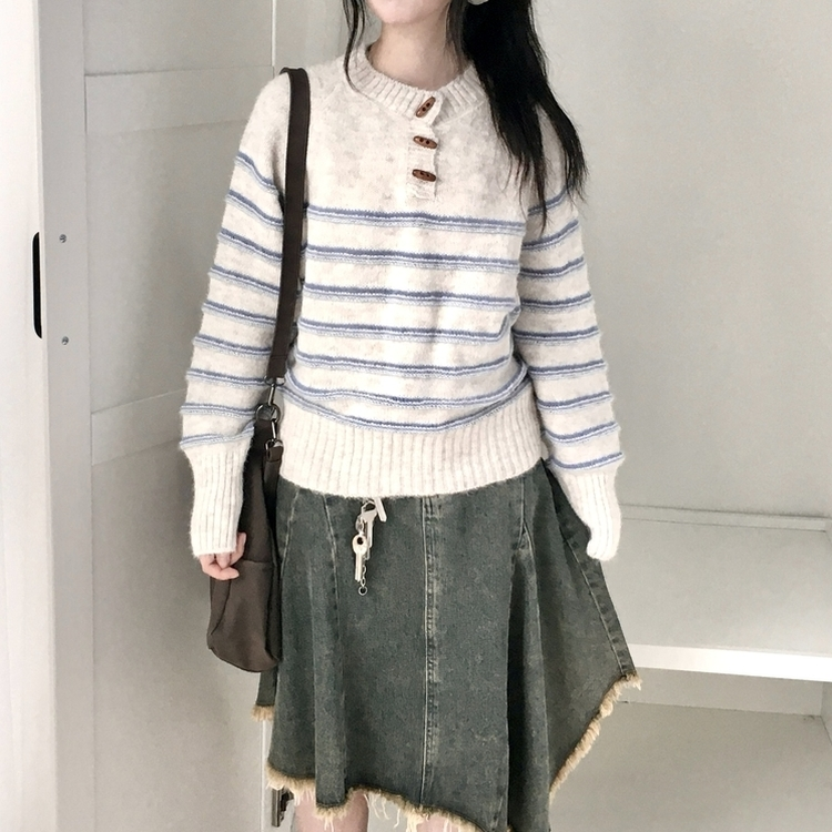 떡볶이 버튼 스트라이프 라운드넥 아방 루즈핏 니트 아이보리