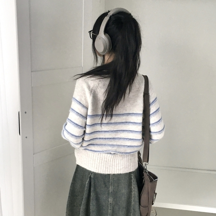떡볶이 버튼 스트라이프 라운드넥 아방 루즈핏 니트 아이보리