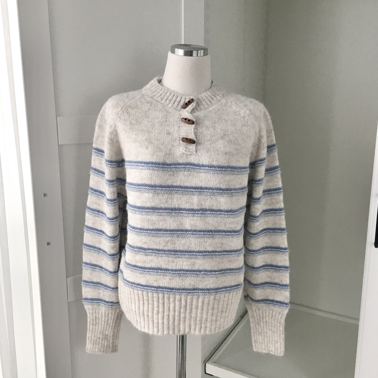 떡볶이 버튼 스트라이프 라운드넥 아방 루즈핏 니트