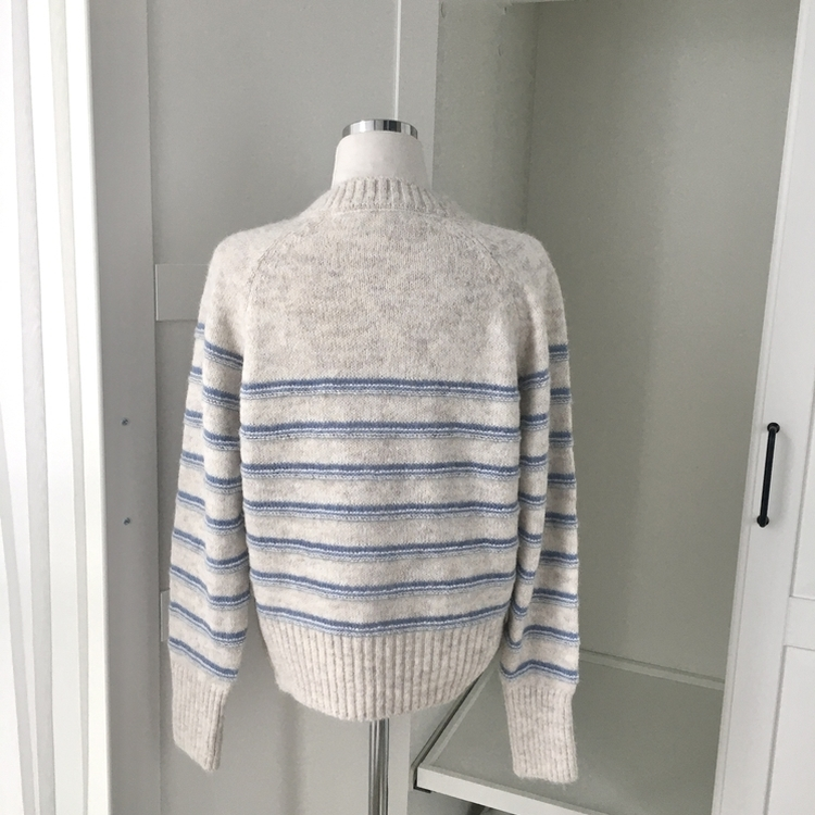 떡볶이 버튼 스트라이프 라운드넥 아방 루즈핏 니트