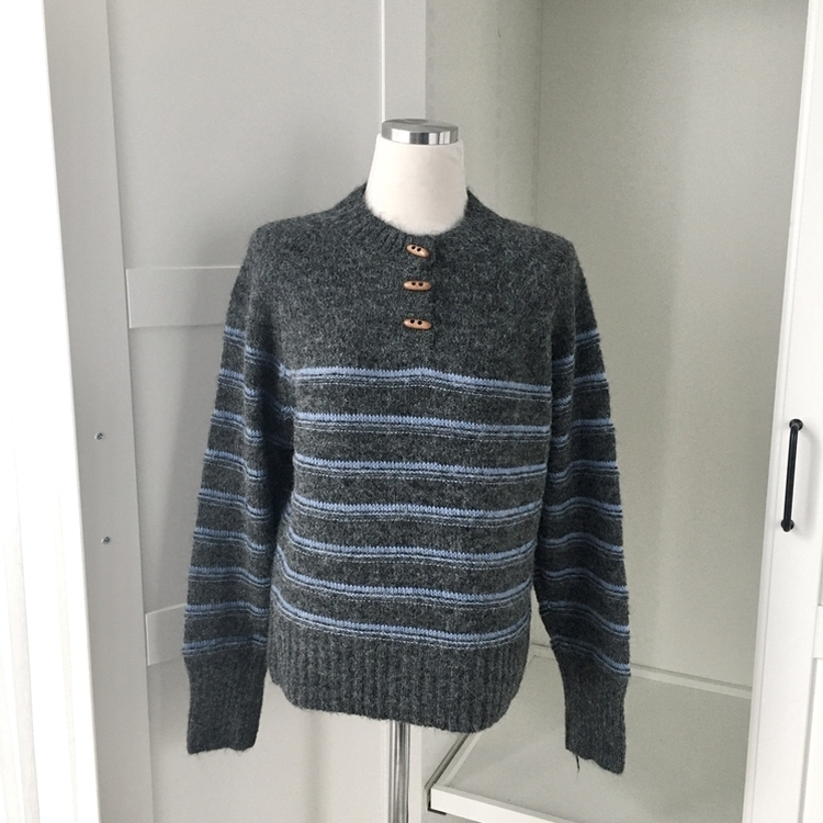 떡볶이 버튼 스트라이프 라운드넥 아방 루즈핏 니트