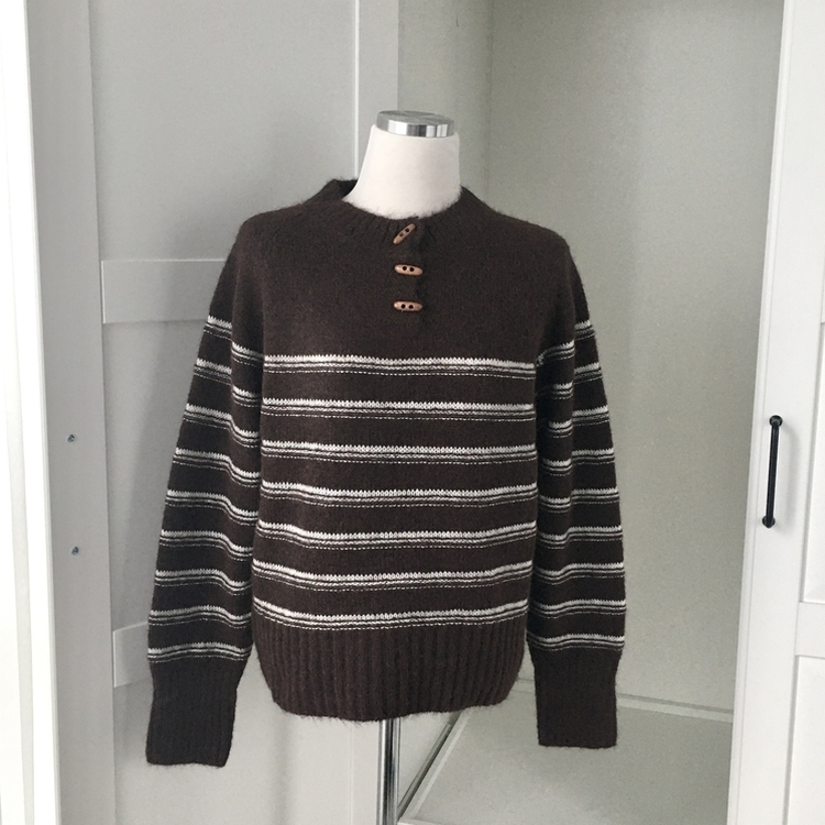 떡볶이 버튼 스트라이프 라운드넥 아방 루즈핏 니트