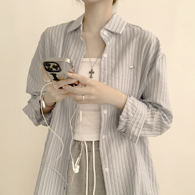 단독 또는 아우터로 스카이 가을 버튼 오버핏 카라 스트라이프 긴팔 셔츠  소라