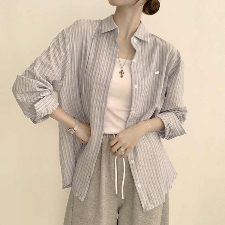 단독 또는 아우터로 스카이 가을 버튼 오버핏 카라 스트라이프 긴팔 셔츠  소라