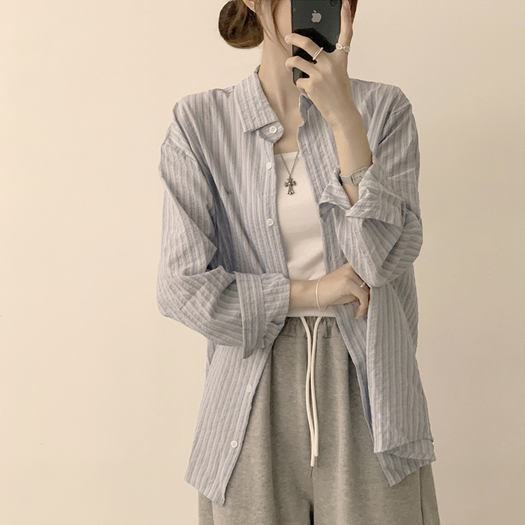 단독 또는 아우터로 스카이 가을 버튼 오버핏 카라 스트라이프 긴팔 셔츠  소라