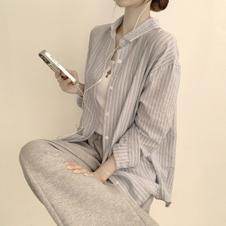 단독 또는 아우터로 스카이 가을 버튼 오버핏 카라 스트라이프 긴팔 셔츠  소라