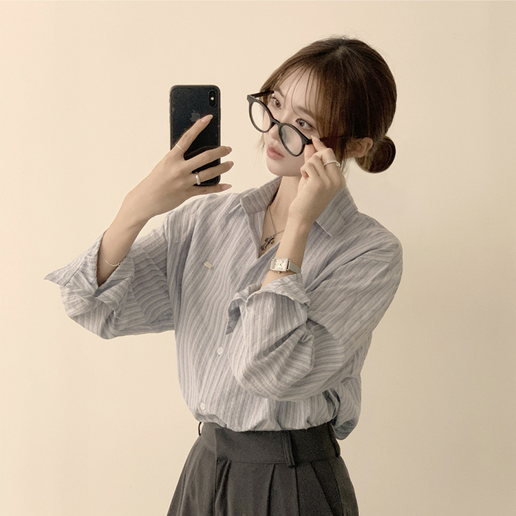 단독 또는 아우터로 스카이 가을 버튼 오버핏 카라 스트라이프 긴팔 셔츠  소라