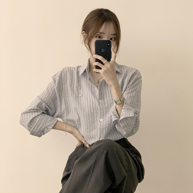 단독 또는 아우터로 스카이 가을 버튼 오버핏 카라 스트라이프 긴팔 셔츠  소라