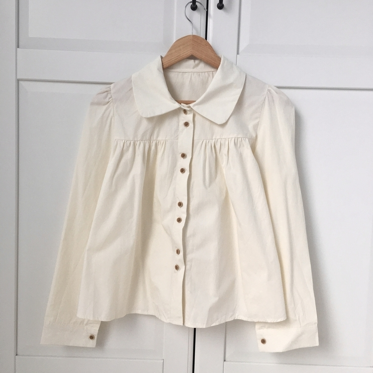 긴팔ver 모리걸 라운드카라 셔링 우드 투버튼 긴팔 블라우스