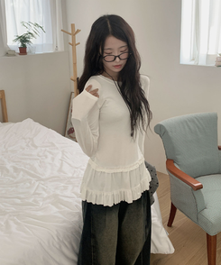 레아틴 밑단 프릴 실키 긴팔 티셔츠 아이보리